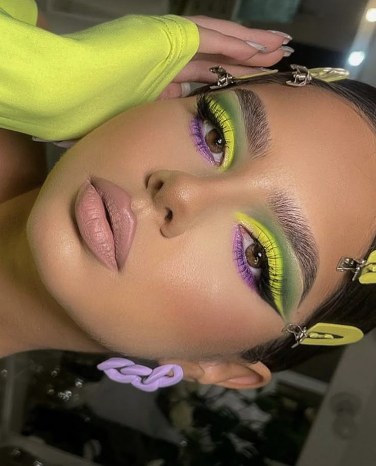 Disney Eye Makeup, Festival Eye Makeup, Purple Makeup Looks, Makeup Ojos, Yellow Makeup, Purple Eye Makeup, Neon Makeup, Eye Makeup Pictures, Purple Makeup