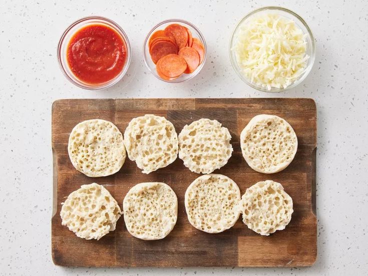 the ingredients for this appetizer are laid out on a cutting board