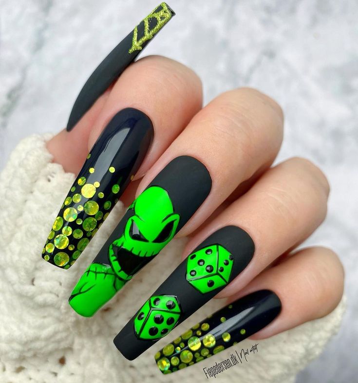 Fie Pedersen ❤︎ Nail Artist on Instagram: “[reklame] “𝙲𝚊𝚞𝚜𝚎 𝙸’𝚖 𝚊 𝚐𝚊𝚖𝚋𝚕𝚒𝚗’ 𝙱𝚘𝚘𝚐𝚒𝚎 𝙼𝚊𝚗, 𝚊𝚕𝚝𝚑𝚘𝚞𝚐 𝙸 𝚍𝚘𝚗’𝚝 𝚙𝚕𝚊𝚢 𝚏𝚊𝚒𝚛“ - 𝙾𝚘𝚐𝚒𝚎 𝙱𝚘𝚘𝚐𝚒𝚎 🎲 All from @bibisbeautyandsupplies…” Zombie Nails, Black Halloween Nails, Horror Nails, Holloween Nails, Halloween Acrylic Nails, Goth Nails, Dope Nail Designs, Oogie Boogie, Halloween Nail Designs