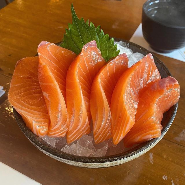 several pieces of salmon on ice in a bowl