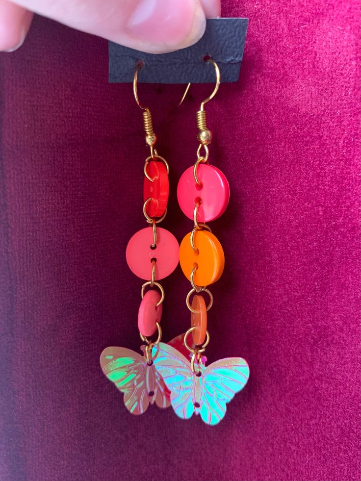 Asymmetrical red button earrings 3 buttons and butterfly sequins handmade Diy Earrings Dangle, Jewellery Tutorial, Wire Jewelry Designs, Red Butterfly, Random Photos, Button Earrings, Red Button, Earrings 3, Trendy Earrings