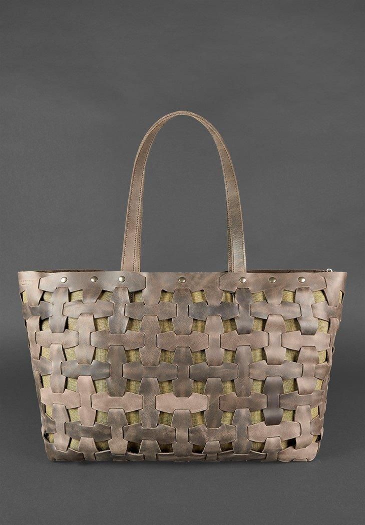 The leather bag is sure to appeal to lovers of stylish and unique items. This shopper bag is made from genuine Crazy Horse leather in a night sky color. The leather strips are connected like puzzle pieces, creating a beautiful woven exterior frame. Key features: The inner lining is made from durable Cordura fabric. This fabric is made from nylon threads and treated with a special water-repellent coating. The inner lining attaches to the exterior frame with metal buttons, allowing for easy remova Puzzle Bag, Textile Bag, Wicker Bags, Leather Frames, Travel Bags For Women, Women Bags Fashion, Unique Bags, Shopper Tote, Shopper Bag