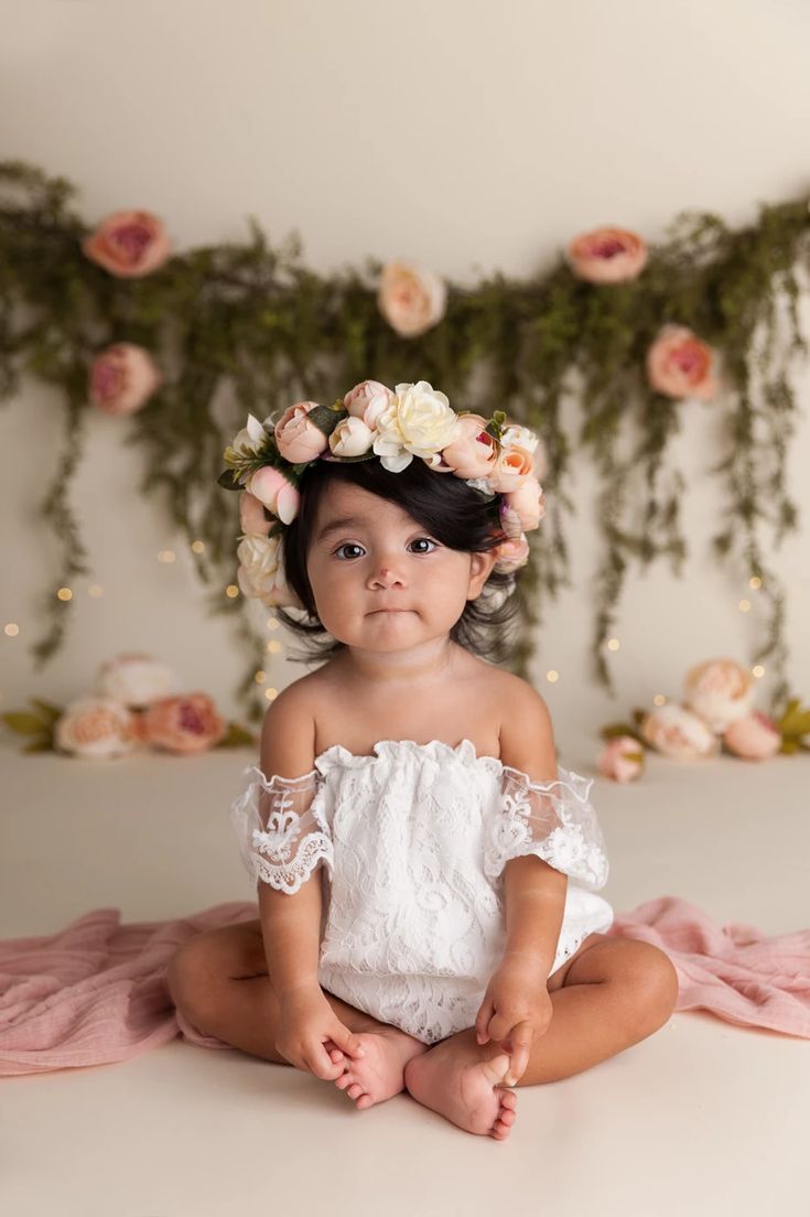 One Year Cake Smash Girl, Cake Smash Photoshoot Ideas, Cake Smash Girl Theme, Cake Smash Themes Girl, Boho Smash Cake Girl, Boho 1st Birthday Photoshoot, Baby Girl Photoshooting Ideas 1 Year, First Birthday Girl Photoshooting, 1year Baby Girl Photoshooting Ideas