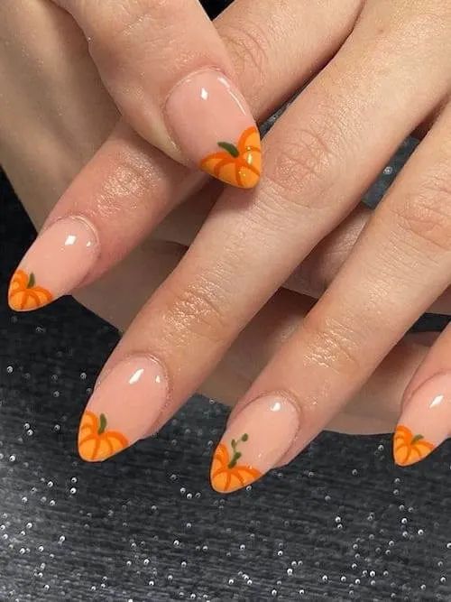 Get into the fall and Halloween spirit with our unique pumpkin nails. Perfect for adding a seasoned flair and spooky touch to your nail designs! Pumpkin Nail Designs, Holloween Nails, Halloween Nails Easy, Simple Fall Nails, Cute Halloween Nails, Fall Gel Nails, Cute Simple Nails, Pumpkin Nails, Cute Nails For Fall