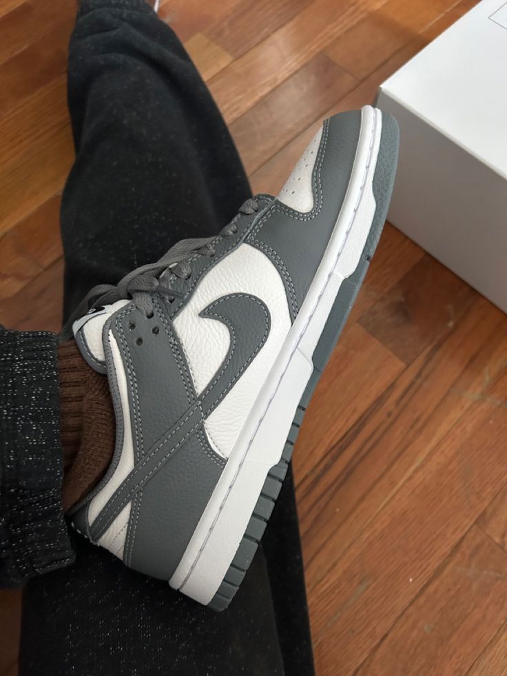 Nike By You Dunk, Nike Dunks Grey, Nike Dunk Outfit Woman, Womens Nike Dunks, Grey Sneakers Outfit, Grey Dunks, Nike Dunk Outfit, Dunk Outfits, Nike Air Jordan Low