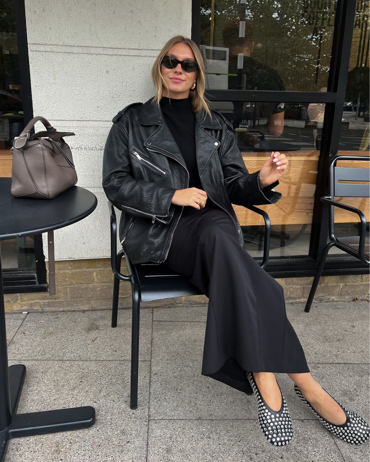 Black Maxi Dress Street Style, Maxi Skirt Combat Boots, Tailored Maxi Skirt Outfit, Autumn Maxi Skirt Outfit, Maxi Black Skirt Outfit, Black Maxi Skirt Outfits, Leather Maxi Skirt Outfit, Black Belt Outfit, Winter Maxi Skirt Outfit