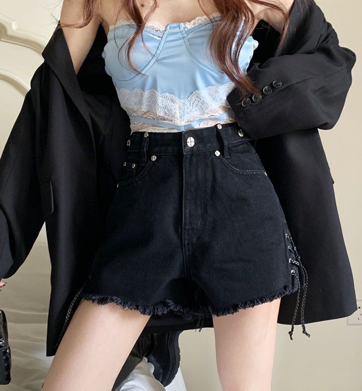 Complete the look with a graphic t-shirt and chunky shoes. Perfect for amusement park dates High-rise waist Raw hem Wide-leg cut Veronika Core, Amusement Park Outfit, Park Outfit, Patched Denim, Cross Patch, Book Fashion, Fashion Chingu, Chunky Shoes, Black Cross