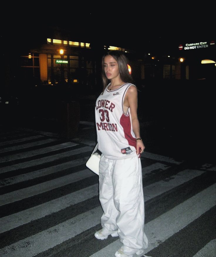 90s Baggy Style, 90s Street Fashion, Basketball Jersey Outfit, Y2k Jersey, 90s Street Style, Basketball Fashion, 90s Inspired Outfits, Outfit Top, Basketball Clothes