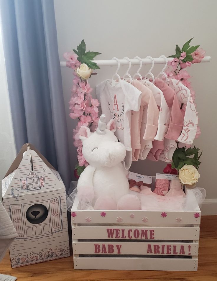 New Baby Hamper, Presents For Newborns, Gift Hamper For Newborn, Newborn Gift Basket Ideas, Baby Girl Gift Ideas Baskets, Baby Shower Gift Basket For Girls Diy, Baby Shower Gift Basket Girl, Baby Shower Gift Ideas For Girls Diy, Babyshower Gift Girl Ideas