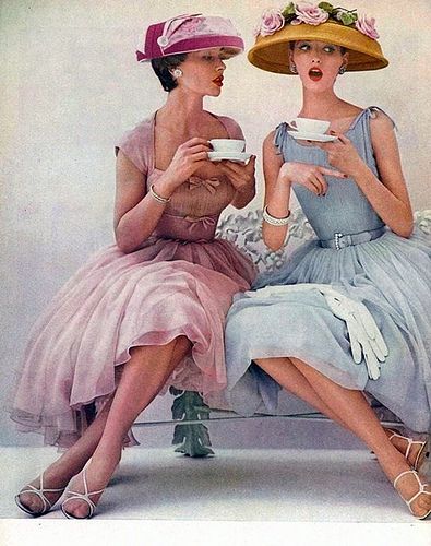 don't you wish we could dress up and sip our coffee {or tea} like this everyday? especially if i could wear one of those hats! :) Tea Party Hats, Look Retro, Victoria Secrets, Moda Vintage, 가을 패션, 50s Fashion, 1950s Fashion, Vintage Love, Mode Vintage