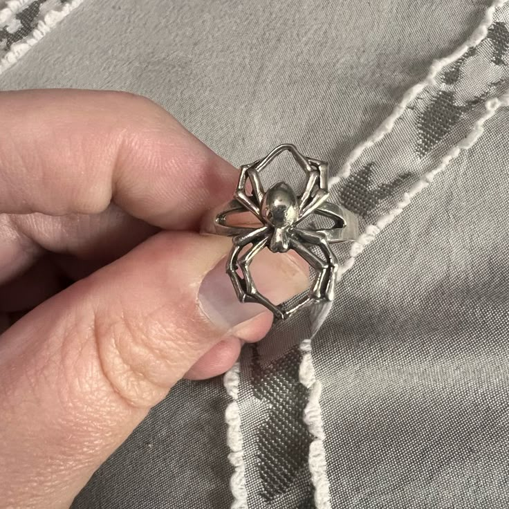 Super Cute Sterling Silver Spider Ring. Brand New Without Tags! Size 9 Ring Band. Perfect For Halloween. Grunge Jewelry Rings, Rings Grunge, Punk Rings, Spider Ring, Wired Rings, Cool Rings Unique, Weird Rings, Cool Rings, Edgy Rings