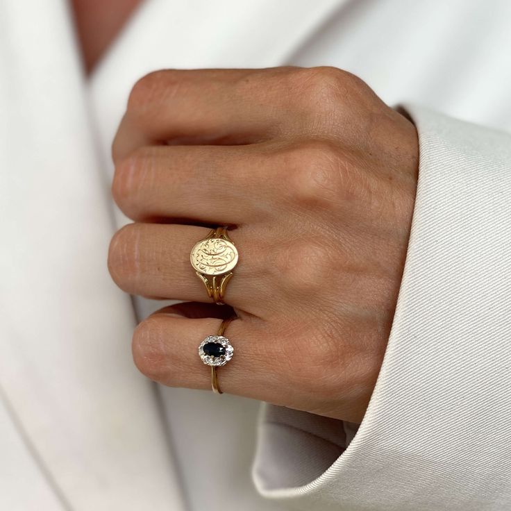 Signet rings have a rich history, dating back to ancient times when they served as personal signatures and symbols of authority ⚜️ Traditionally engraved with family crests, they authenticated documents and represented heritage and power. Today, they remain timeless symbols of elegance. Classy Rings Aesthetic, Ring Combinations, Timeless Rings, Wedding Stack, Pinky Rings For Women, Pinkie Ring, Pinky Signet Ring, Signet Rings Women, Gold Pinky Ring