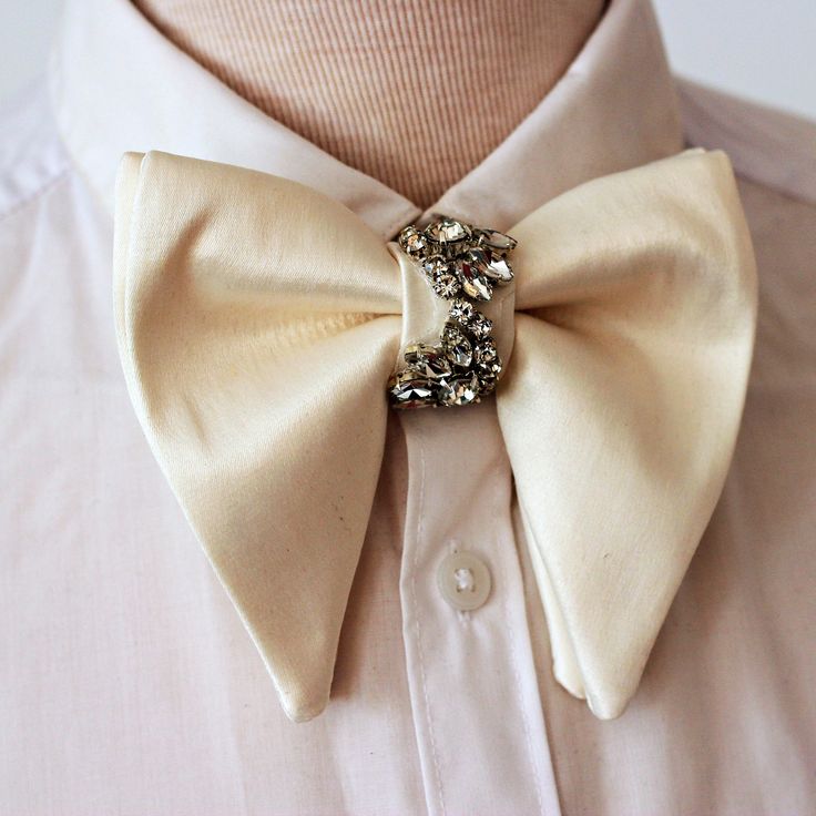 ITEM DETAILS: Men's bow tie: Pre-tied bow butterfly style size: 5" x 4" /13x10cm Adjustable fabric strap with metal hardware to neck size: 14" - 25"/60cm For shipping information click here. White velvet oversize big butterfly style bow tie mens wedding set, groomsmen gold gift, pocket square. Boys prom set. Tuxedo Bow Tie, Velvet Bow Tie, Big Butterfly, Butterfly Style, Crystal Butterfly, White Velvet, Mens Bow Ties, Gold Gift, Wedding Set