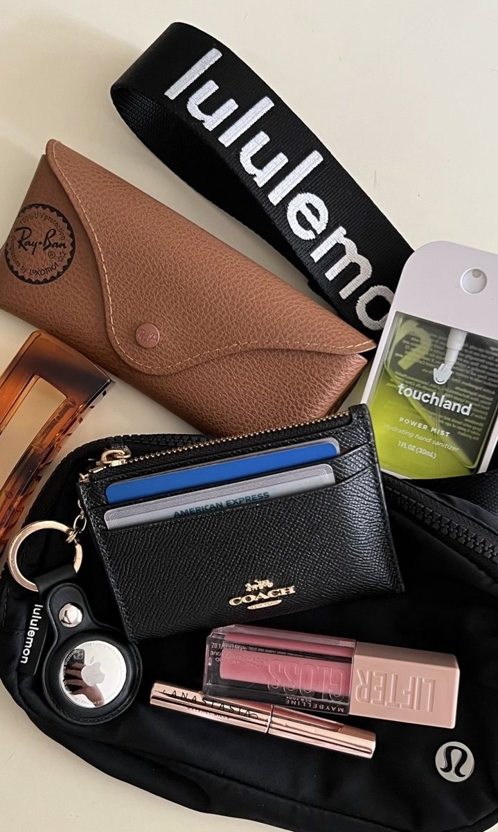 Everyday Purse Essentials, Coin Purse Aesthetic, Wallet Aesthetic, Everyday Bag Essentials, Girly Car Accessories, Inside My Bag, Purse Essentials, Girly Car, Car Essentials