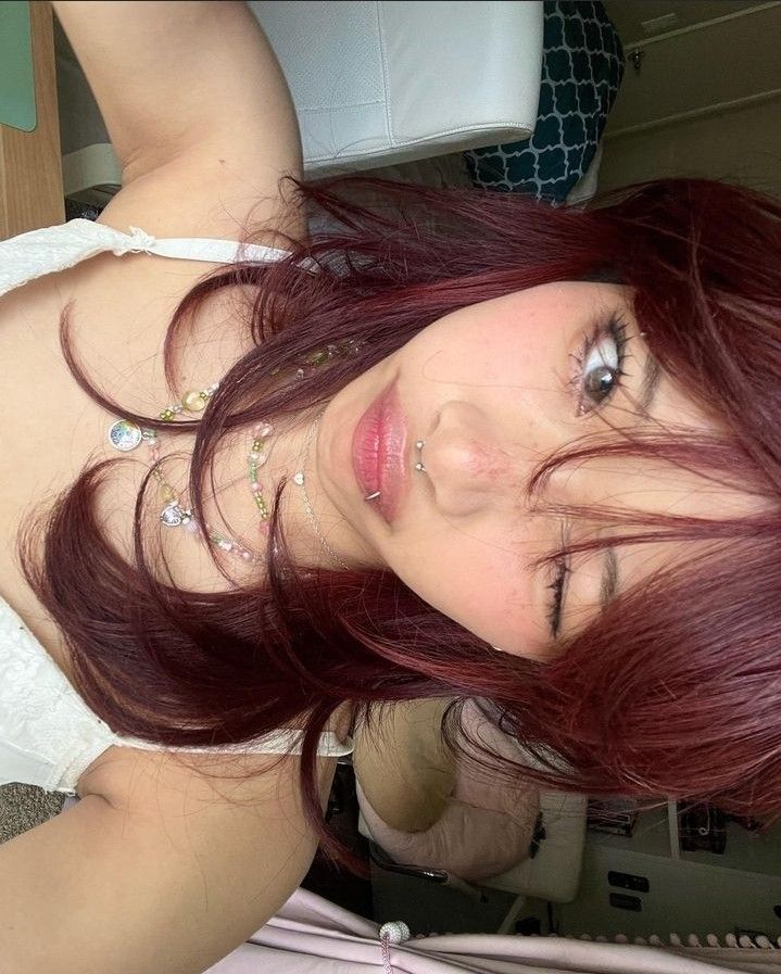 Beabadoobee Hair Color, Pretty People With Piercings, Short Layers On Medium Length Hair, Hot Haircuts Women, Beabadoobee Hairstyles, Dark Red Asian Hair, Red Hair Outfits Aesthetic, Pretty Girls With Bangs, Hair Reference Photo