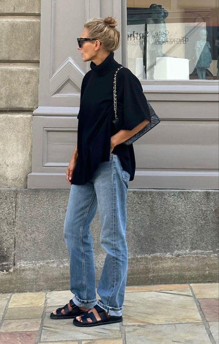 Chic Baggy Medium Wash Jeans, Baggy Clothes Women, Chic Baggy Denim Pants, Chic Baggy Blue Jeans, Saturday Morning Outfit, Denim Shirt Outfit 2024, Chic Blue Baggy Jeans, Bold Fashion Outfits, Morning Outfit