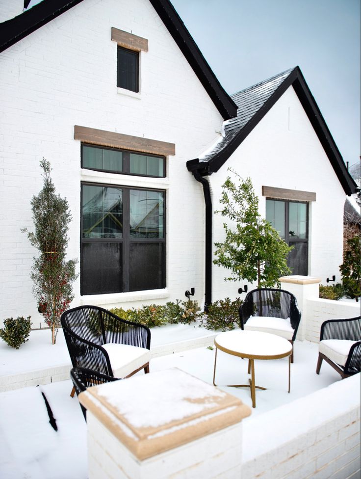 Exterior home decor White And Black Modern Farmhouse Exterior, Exterior Black And White House, White And Black Outdoor House, Black White Home Exterior, White Black And Wood Exterior, Black And White Home Interior Farmhouse, White And Black Modern House, White House Black Gutters, White And Black Stucco House