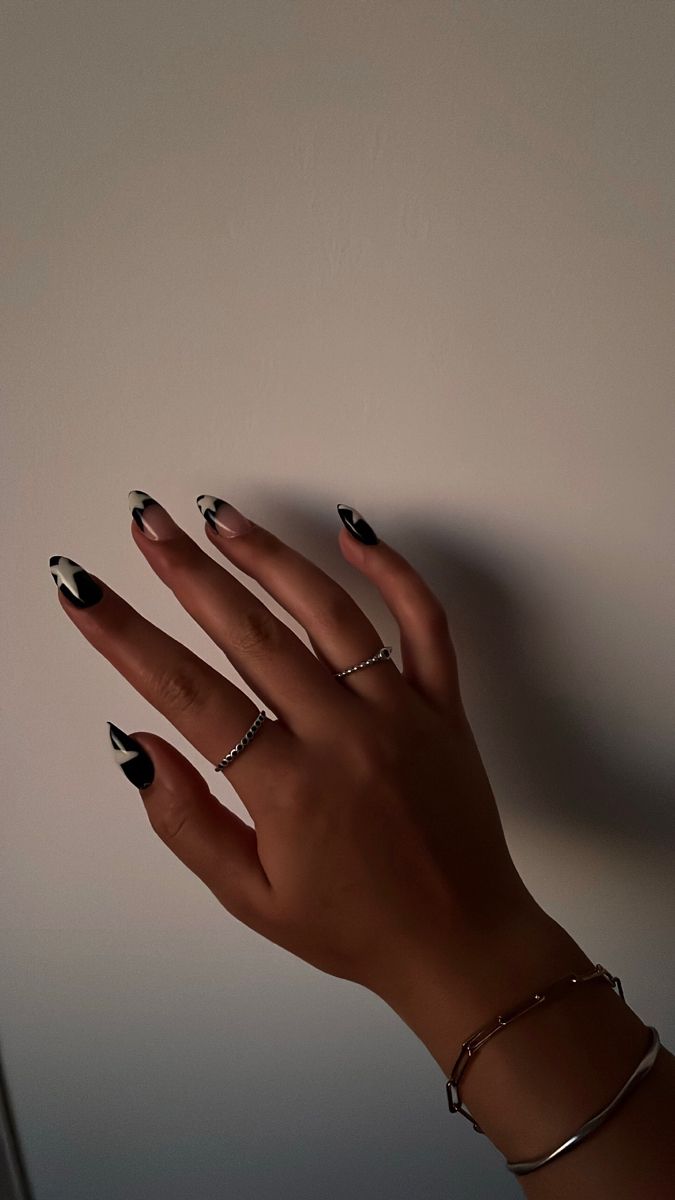 Black Nails With White Stars, Astronomy Nails, Black And White Star Nails, Black Star Nails, Starry Nails, Astronomy Aesthetic, Rockstar Nails, Watching The Stars, Concert Nails