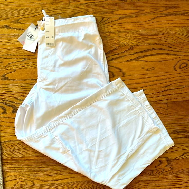 Urban Outfitters Bdg White Pants Size Large Bright White 100% Recycled Polyester Green Chino Pants, Slouchy Pants, Urban Outfitters Men, Green Chinos, Canvas Pants, Green Cargo Pants, Urban Outfitters Pants, Baggy Trousers, Bdg Urban Outfitters