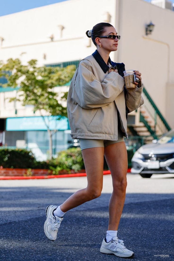 Hailey Bieber Style Summer, Hailey Bieber Street Style, Hayley Bieber, Hot Pilates, Sneaker Trends, Pilates Outfit, Pilates Clothes, Sneaker Trend, Walking Outfits