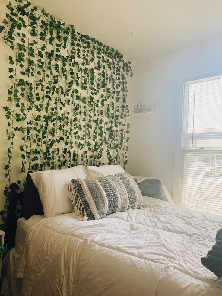 vines and bedroom decor Vine Headboard Wall, Fake Vine Wall Bedroom, White Wall Decor Ideas Bedroom, Vines On Bed Frame, Vine Accent Wall, Vine Wall Decor Ideas, Flower Vine Wall Decor, Behind Bed Wall Decor Aesthetic, Leaves Hanging On Wall Bedroom