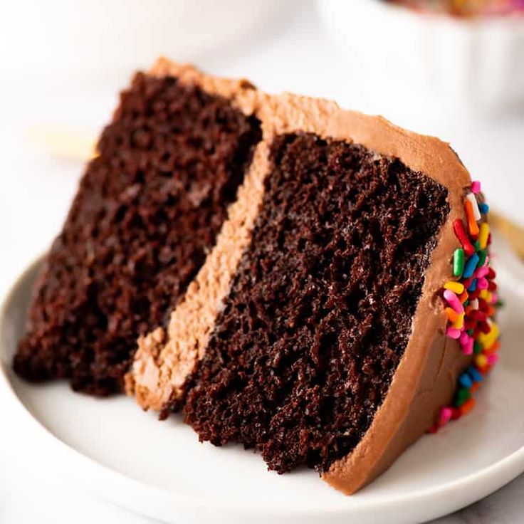 This small chocolate cake with silky smooth chocolate cream cheese frosting makes a decadent and surprisingly easy dessert. Small Cake Recipes, Choclate Cake Recipe, Small Chocolate Cake, Cake Preparation, Recipe For Two, Chocolate Cream Cheese Frosting, Small Batch Baking, American Chocolate, Desserts Pictures