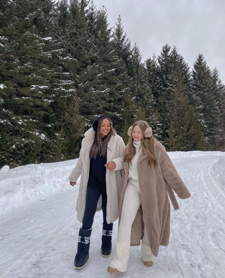 Casual Ski Outfits, Celebrity Snow Outfits, Winter Outfits For Colorado Cold Weather, Nz Winter Outfit, Warm Winter Outfits Snow, Outfit Ideas For Mountain Trip Winter, Manali Look For Women, Alaska Fashion Winter, Extreme Cold Winter Outfits