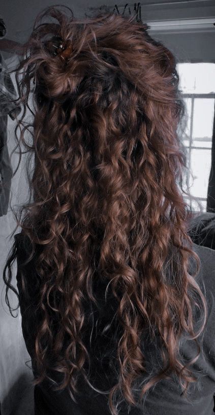 Long Curly Hair Down Wedding, Very Wavy Hairstyles, Embracing Curly Hair, One Braid Curly Hair, Irish Curly Hair, 2000s Chunky Highlights Curly Hair, Hair Looks Curly, Curly Hair With Beanie, Medium Short Curly Hair