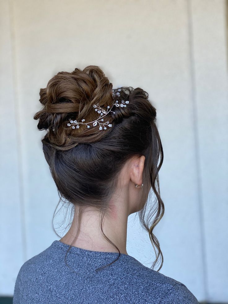 Bun With Gold Accessories, Bridal Bun With Hair Piece, Crown Bun Hairstyles, Fairy Buns Hair, Hair Styles For Masquerade, Ball Gown Hairstyles Updo, Fairy Updos Hairstyles, Masquerade Prom Hairstyles, Messy Ballerina Bun