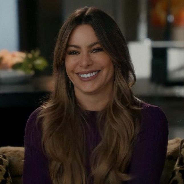 gloria pritchett modern family sofia vergara smile soft brown hair latina aesthetic columbian accent mom mommy milf pretty girl Gloria Modern Family, Modern Family Sofia Vergara, Modern Family Gloria, Sofia Vergara Hair, Gloria Pritchett, Modern Family Tv Show, Sofia Vergara Style, Family Tv, I Love Cinema