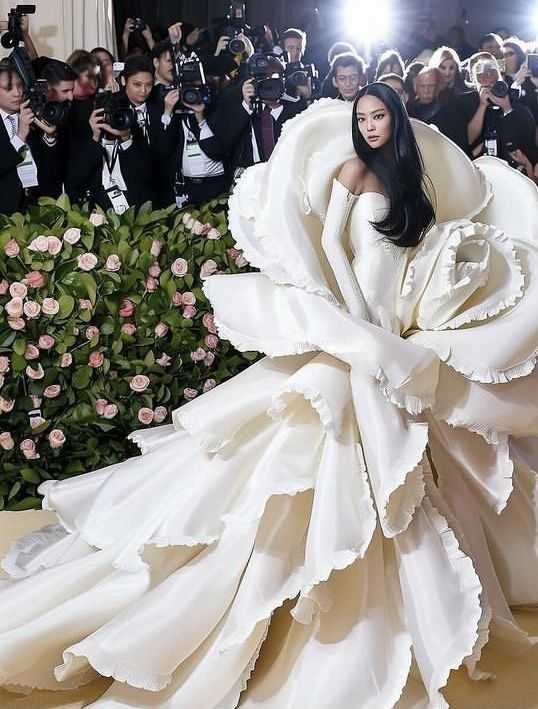 Celebrities At Met Gala, Extravagant Dresses Haute Couture, Crazy Dresses, Met Gala Dresses, Runway Fashion Couture, White Gown, Fashion Gowns, Fairytale Dress, Gala Dresses