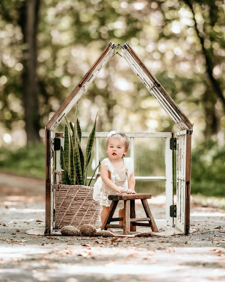 Unique Photography Mini Sessions, Mini Greenhouse Photoshoot, Greenhouse Minis Photography, Mini Session Set Up, Christmas Greenhouse Photoshoot, Spring Minis Photography, Mini Photo Session Ideas, Sitter Session Photography, Outdoor Photo Props