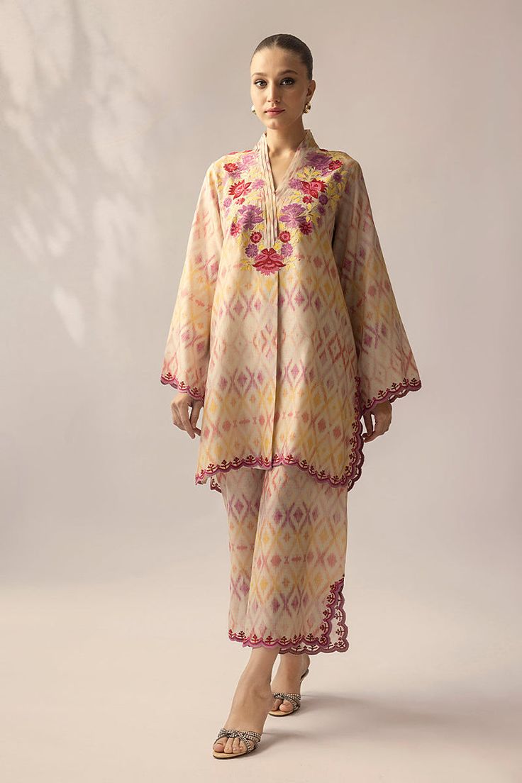 Printed Kurti Designs, Co Ords Outfits, Pakistani Fashion Casual, Sleeves Designs For Dresses, Simple Pakistani Dresses, Designer Dresses Casual, Boutique Dress Designs, Embroidery Designs Fashion, Fancy Dress Design