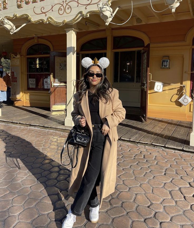 Womens Disneyland Outfits Winter, Disneyland Ootd Fall, Cold Day Disneyland Outfit, Disneyland Outfits Paris, Tokyo Disneyland Winter Outfit, Disney Outfits Winter Women, Disney Paris Outfits Autumn, Disney Cold Outfit, Cold Theme Park Outfit