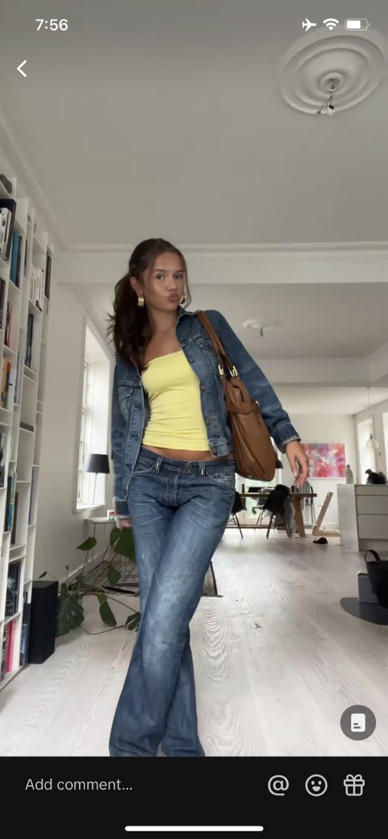 Winter Flared Jeans Outfit, Vintage Flare Jeans Outfit, Outfit Ideas With Flare Jeans, 2000s School Outfits, Casual Flare Jeans Outfit, Flared Jeans Outfit Y2k, 2000s Vogue, Flare Jeans Outfit Aesthetic, 90s Retro Outfits