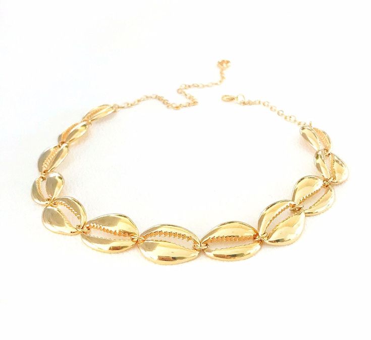 Gold Cowrie Shell Charms Necklace and Coin Choker is the perfect to layer up with your favorite ever day pieces. 💛MATERIAL 24K Gold Plated Cowrie Shell Charm / Silver plated cowrie charms Metal Brass (Lead and Nickel Free) Disc Chain 24K Gold Plated 💛SIZE Necklace Cowrie Shell Choker- adjustable 13.5 - 18 inches The Necklace is coming with a beautiful packaging ready for a present. All items are handmade with love just for you. 💛Check out our shop for more jewelry https://www.etsy.com/shop/Ju Gold Seashell Necklace, Shell Charm Necklace, Festival Jewellery, Coin Choker, Surf Jewelry, Cowrie Shell Necklace, Shell Choker, Layered Chokers, Necklace Layered