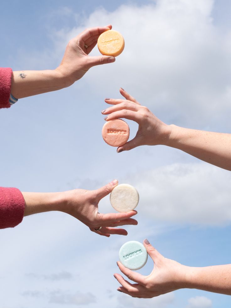 Een Shampoo Bar van mooie en natuurlijke ingrediënten, daar vallen wij als een (shampoo) blok voor. Wij vinden het belangrijk dat we de natuur zoveel mogelijk laten zoals het is. Daarom zijn onze shampoo bars gemaakt van 98% natuurlijke ingrediënten. Soap Commercial, Soap Product Shoot Ideas, Shampoo Product Photography, Shampoo Bar Photography, Soap Bar Photography, Bar Soap Photography, Soap Bar Product Photography, Shampoo Bar Product Photography, Aleppo Soap