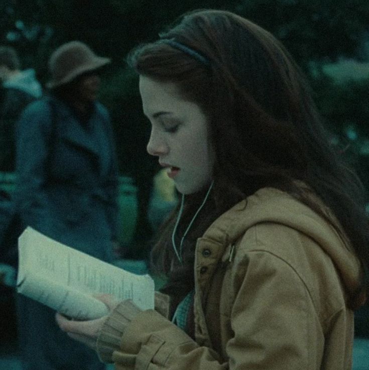 Bella Swan, Girl Reading, Kristen Stewart, A Book, A Girl, Reading