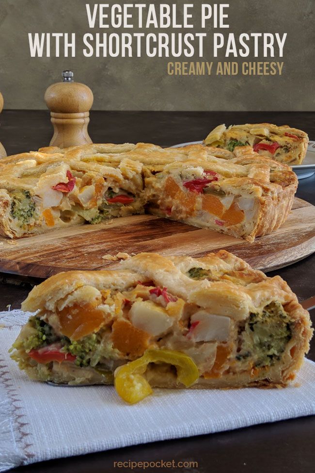 the vegetable pie with shortcrust pastry is ready to be eaten on the table