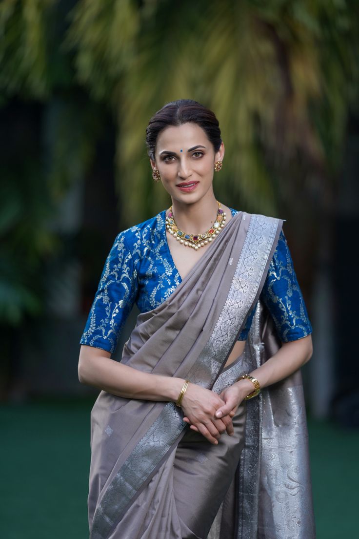 Contrast Blouse For Grey Colour Saree, Grey Saree With Blue Blouse, Shilpa Reddy Saree Blouses, Grey Colour Saree Combination Blouse, Dark Blue Saree Contrast Blouse, Gray Saree Blouse Combination, Silver Saree With Contrast Blouse, Pattu Sarees Color Combinations, Saree Blouse Color Combinations