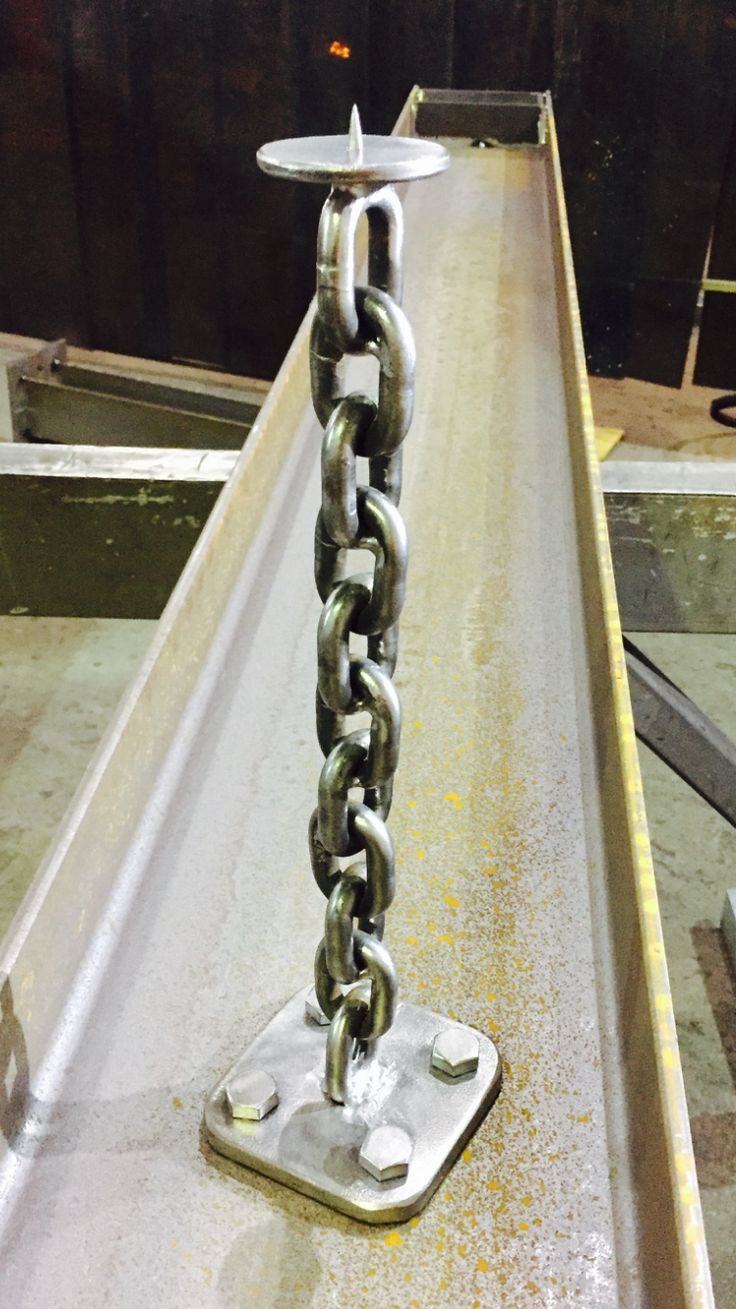 there is a metal chain on the edge of a conveyor belt that has been placed on top of it