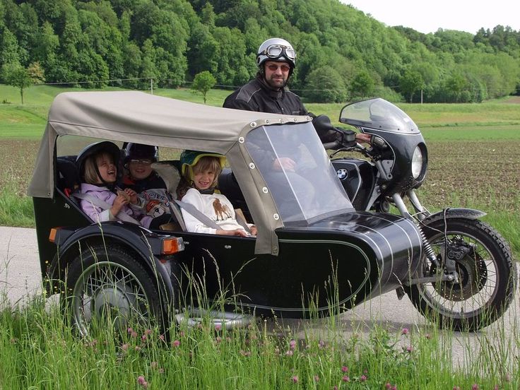 multi-passenger sidecar attached to BWM airhead with leading link front suspension Motorbike With Sidecar, Motorbike Sidecar, Bmw Airhead, Bike With Sidecar, Sidecar Motorcycle, Bicycle Sidecar, Custom Bikes Cafe Racers, Motos Vintage, Motorcycle Sidecar