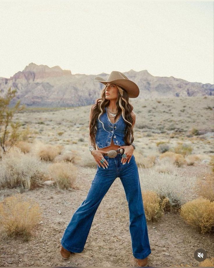 Western Flare Jeans Outfit, Turquoise Necklace Outfit, Western Photoshoot Outfits, Denim Cowgirl Outfit, All Denim Outfit, Bookworm Clothes, Cowboy Outfits For Women, Western Shoot, Nashville Style Outfits