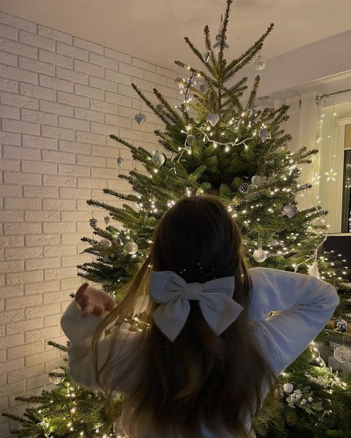 Christmas Clean Girl Aesthetic, Clean Girl Christmas Aesthetic, Clean Christmas Aesthetic, Christmas Clean Girl, Christmas Girl Aesthetic, Maja Core, Date Ideas For Him, Clean Girl Christmas, Christmas Date Ideas