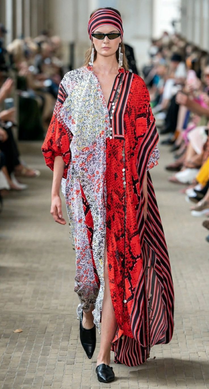 ☆Lala Berlin | Spring 2020 Mixed Pattern Outfit, Mixing Patterns Fashion, Lookbook Shoot, Ladies Blouse Designs, Fashion Photography Inspiration, Fashionista Clothes, Feminine Dress, Red Outfit, Fashion 2020