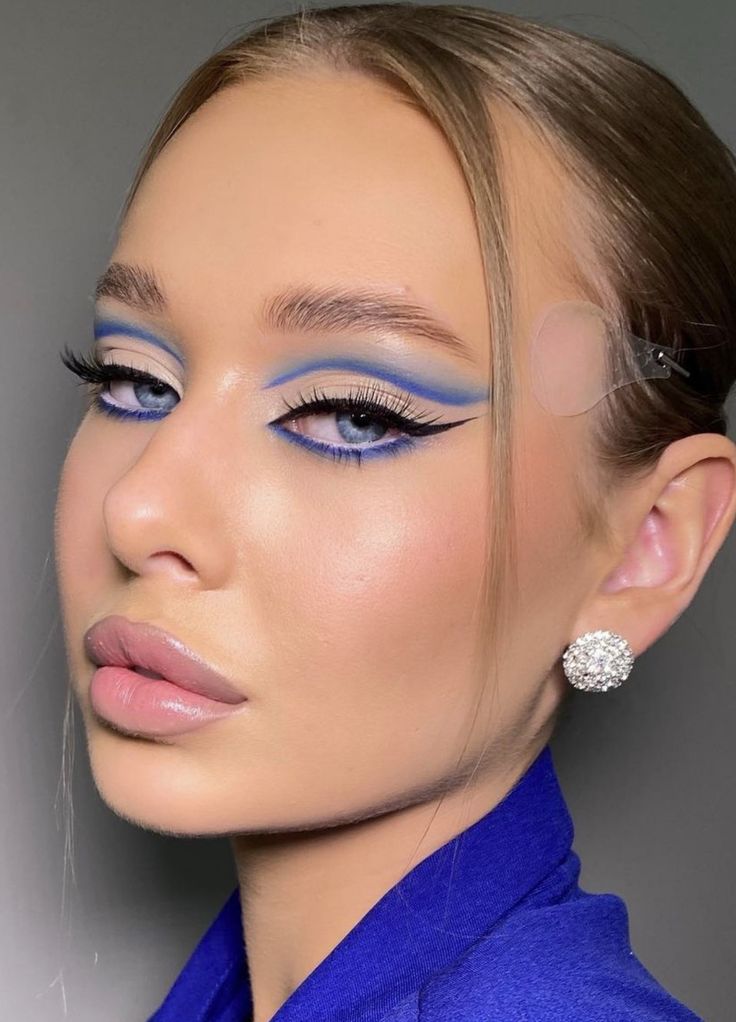 Blue Makeup Looks Easy, Makeup Blue Liner, Summer Makeup Looks Colorful, Makeup Look Blue, Colorful Make Up Ideas, Make Up Blue Eyeliner, Eye Makeup Ideas For Blue Eyes, Prom Makeup Blue Eyeliner, Makeup With Blue Eyeliner