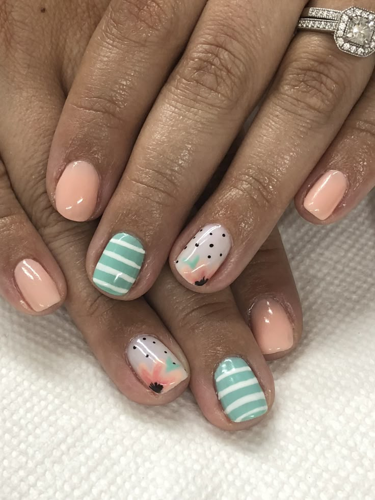 Mint And Peach Nails, Green And Peach Nails, Gel Mani Short Nails Summer, Peach Spring Nails, Gel Nails Flowers, Peach Gel Nails, Mint Nail Ideas, Spring Gel Nails Ideas, Spring Gel Nails