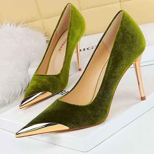 Metal Pointed High Heels Banquet Shoes Luxury High Heels, Velvet High Heels, Yellow Pumps, Bow Sandals, Pointed Toe Shoes, Stiletto Pumps, Green Suede, Fashion High Heels, Suede Pumps