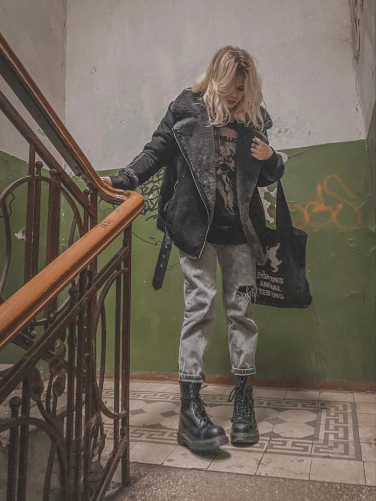 Punk Fall Outfits Grunge, Pop Punk Outfits Winter, Gray Grunge Outfit, Loner Aesthetic Outfit, Punk Outfits Winter, Alternative Winter Outfits Grunge, Emo Christmas Outfits, Knee High Doc Martens Outfits, Grunge Outfit Winter