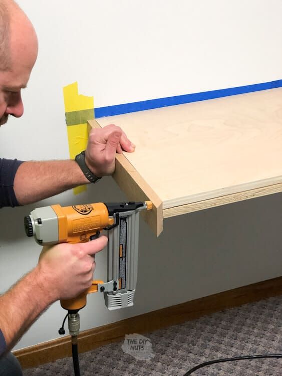 Here is a great desk building tutorial. This DIY desk is great for small rooms and large rooms. Learn how to build corner L-shaped floating desk. #DIYdesk #desk #cornerdesk Diy Floating Corner Desk, Floating Desk Diy, Floating Corner Desk, Diy Floating Desk, Downstairs Office, Diy Wood Desk, Diy Corner Desk, Curved Desk, Art Macramé